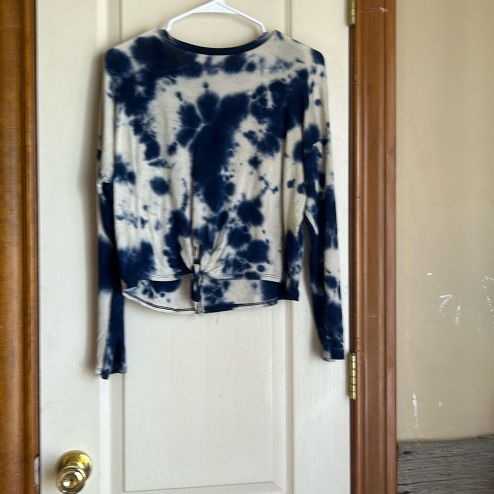 Beautiful blue crop top would look great with leggings work out where